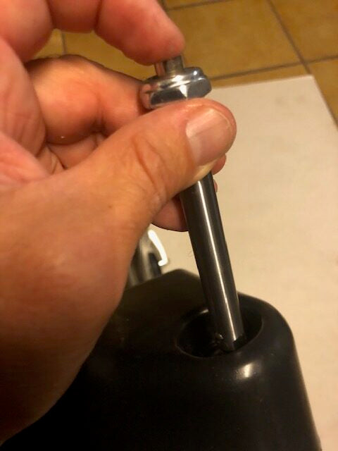 AXE A CLIPSAGE RAPIDE POUR ROUES DIRECTIONNELLES ET ANTI BASCULE