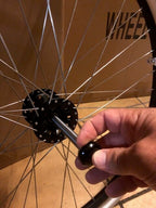 AXE A CLIPSAGE RAPIDE POUR ROUES MOTRICES